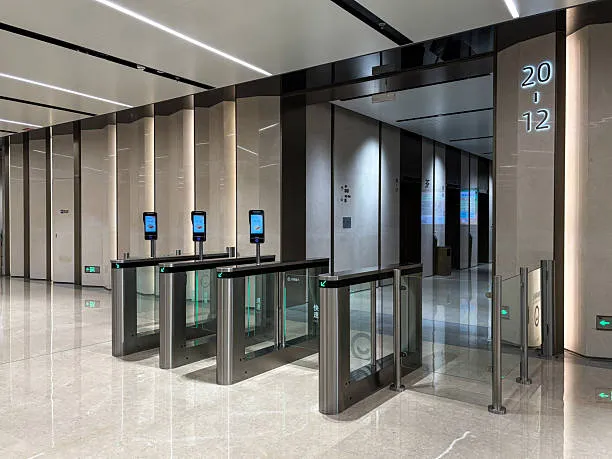 Sistema de control de acceso para empresas con acceso peatonal seguro.