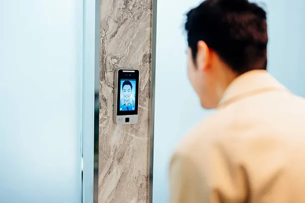 Lector biométrico integrado a un sistema de control de acceso para empresas.
