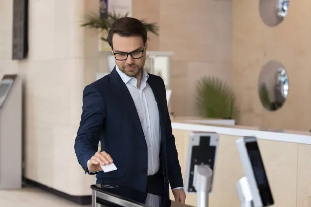 Sistema de control de acceso con torniquete y lector de seguridad