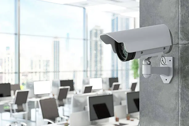 Sistema de control de acceso integrado con cámaras CCTV para mejorar la seguridad.
