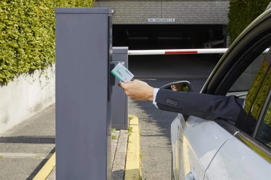 Control de asistencia y acceso vehicular empresarial